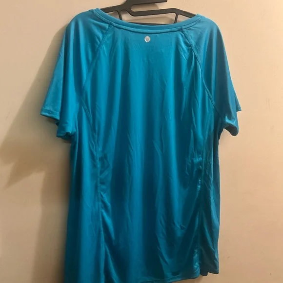 NWT- Livi Active Wear Women's Turquoise V-Neck Top. Size 26/28 - Picture 2 of 2